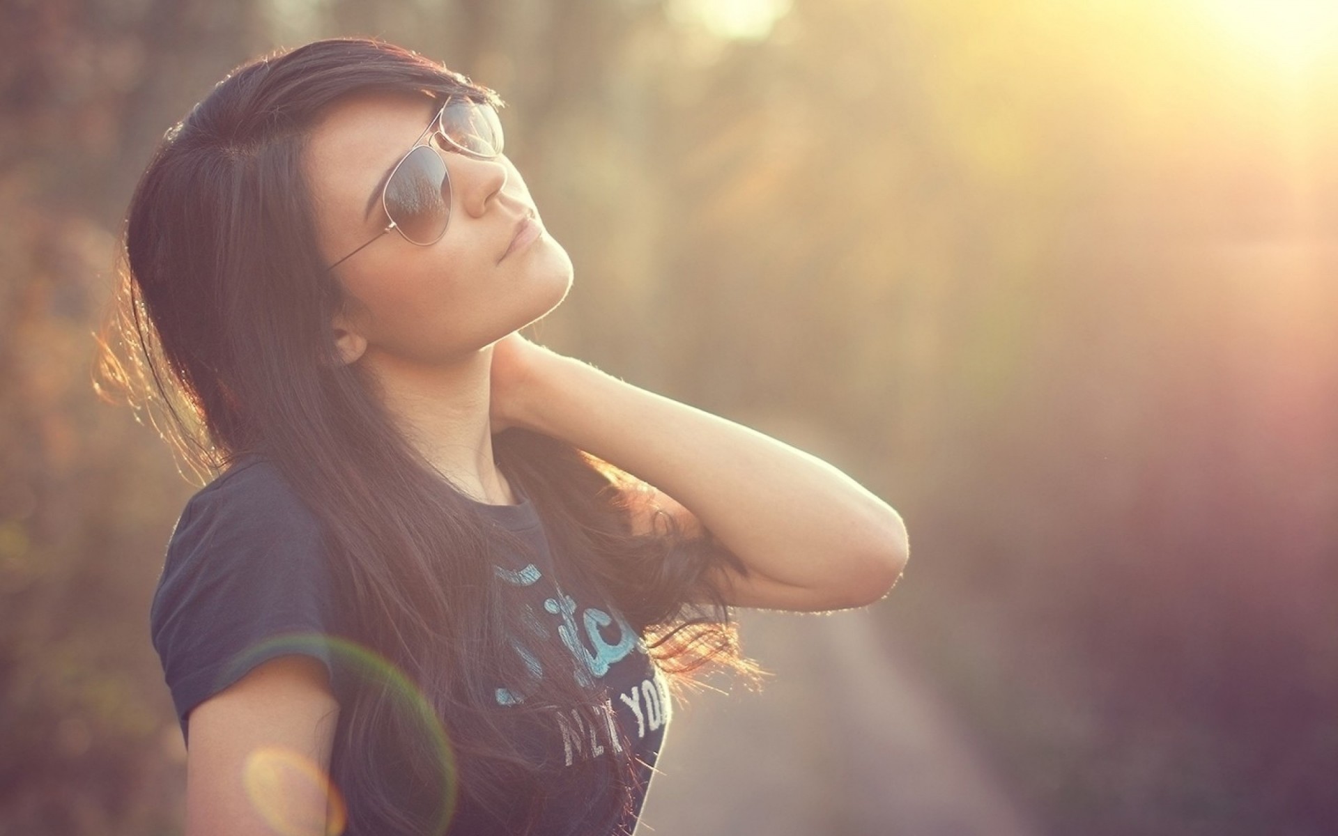 zärtlichkeit sonne mädchen sonnenbrille