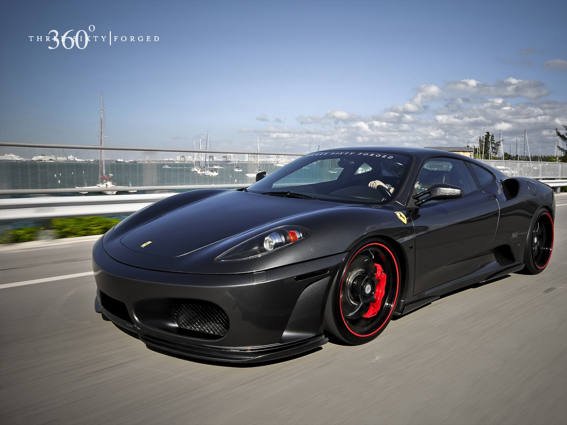 ferrari noir jantes rouges vitesse pont