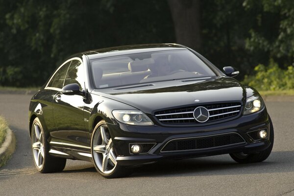 Mercedes-benz de color negro sobre asfalto