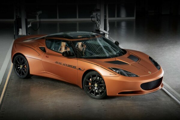 Auto sportiva Lotus Evora di colore arancione