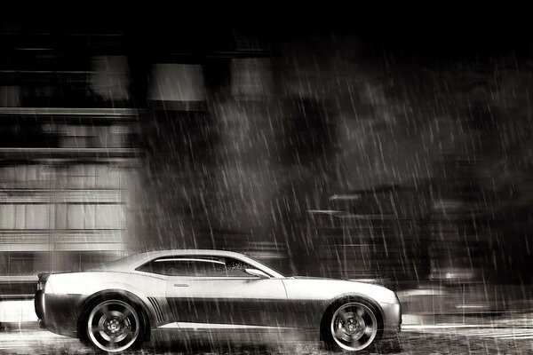Нарисованный chevrolet camaro едет под дождем