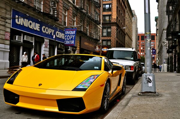 Автомобиль Ламборджини в желтом цвете на улице города