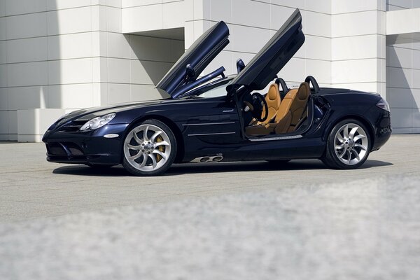 Mercedes Roadster avec portes ouvertes