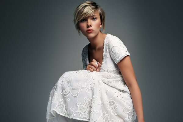 Scarlett Johansson posa con un vestido blanco