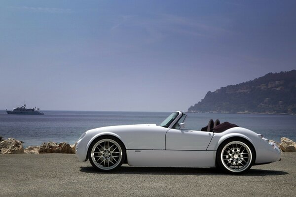 Roadster blanco Wiesmann mf3 en la costa