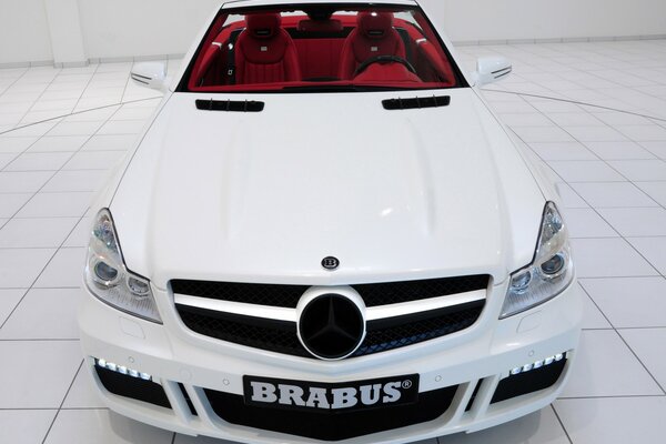 Mercedes benz blanco sobre azulejo blanco