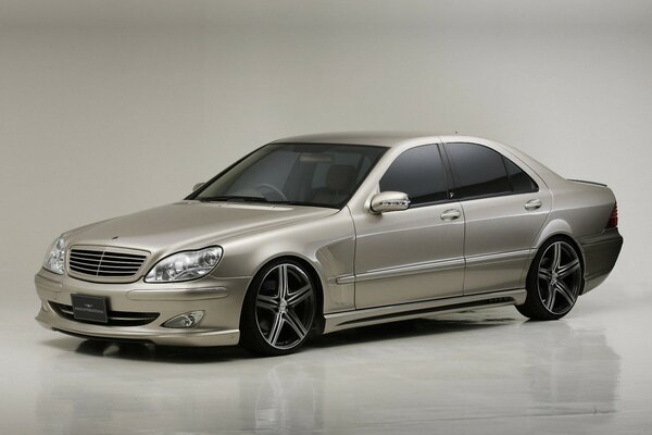 Ottunengovannyy gray mercedes benz