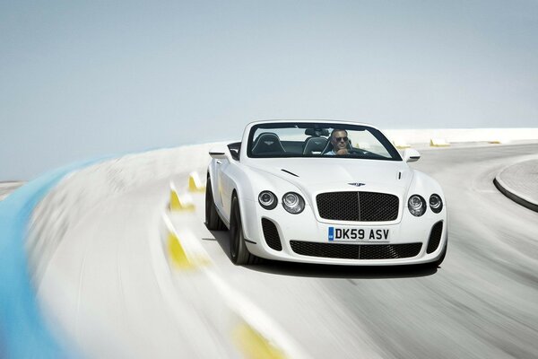 Bentley Continental dans un virage serré