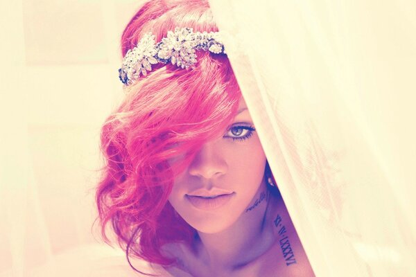 Sängerin Rihanna mit rosa haaren mit einem schönen Diadem im Haar hinter den Vorhängen