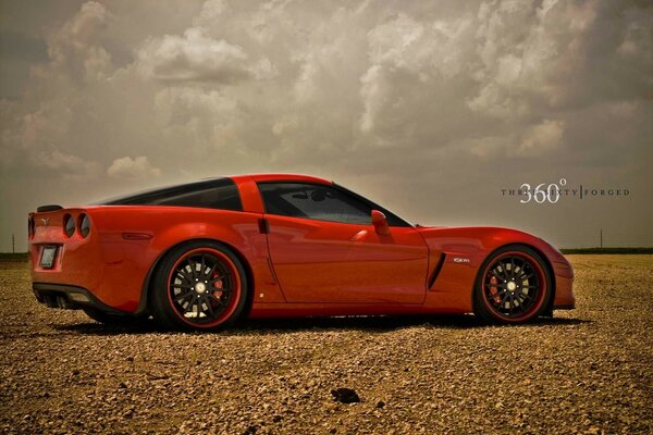 Coche de Chevrolet Corvette en rojo de la región