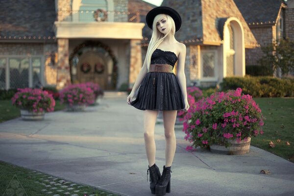 La chica del vestido negro cerca de la casa