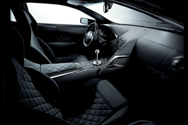 Hermoso interior de coche negro