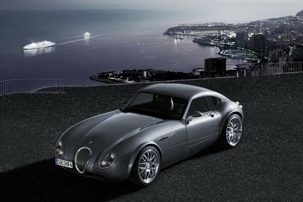 El coche de Wiesmann en medio del mar nocturno