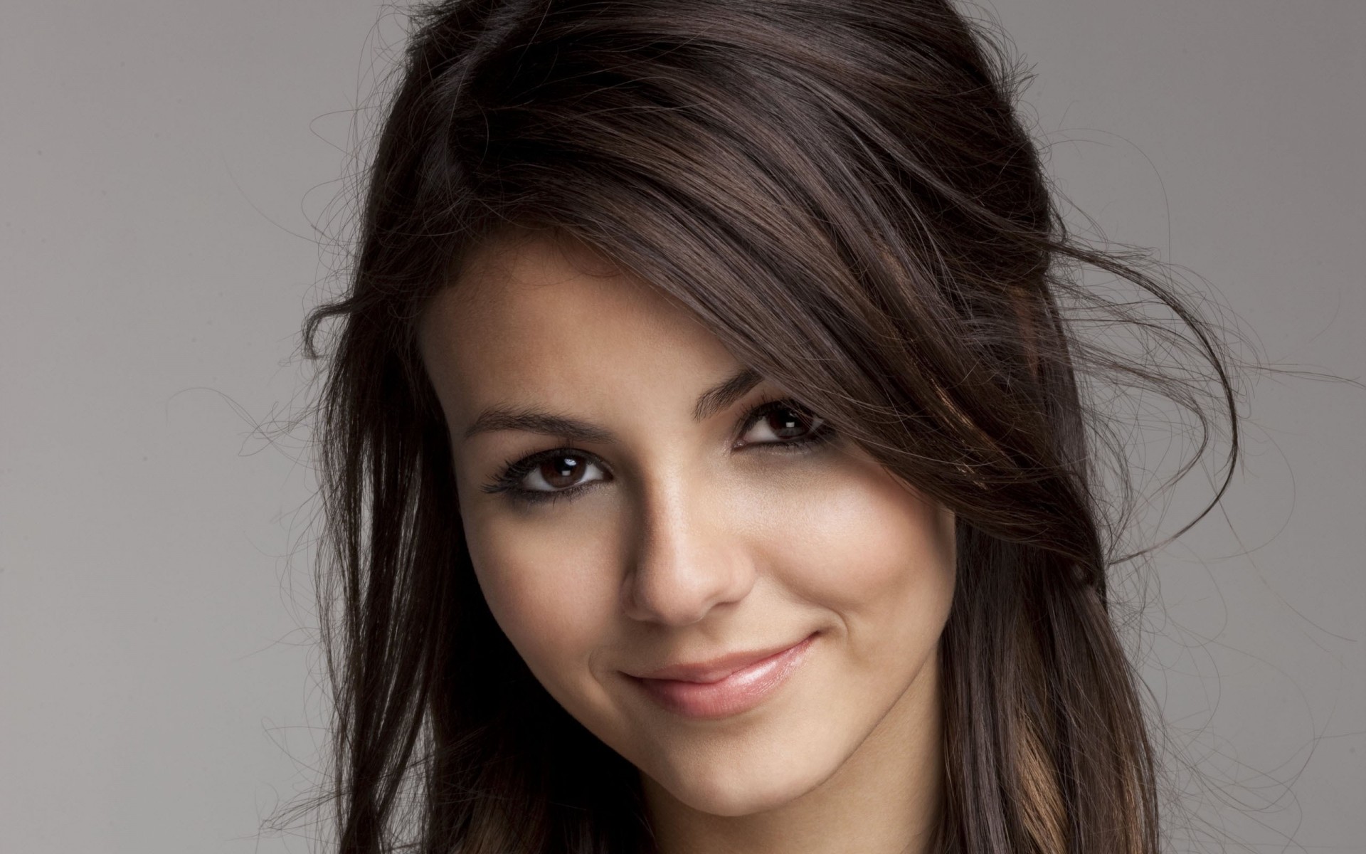 brunetka victoria justice włosy