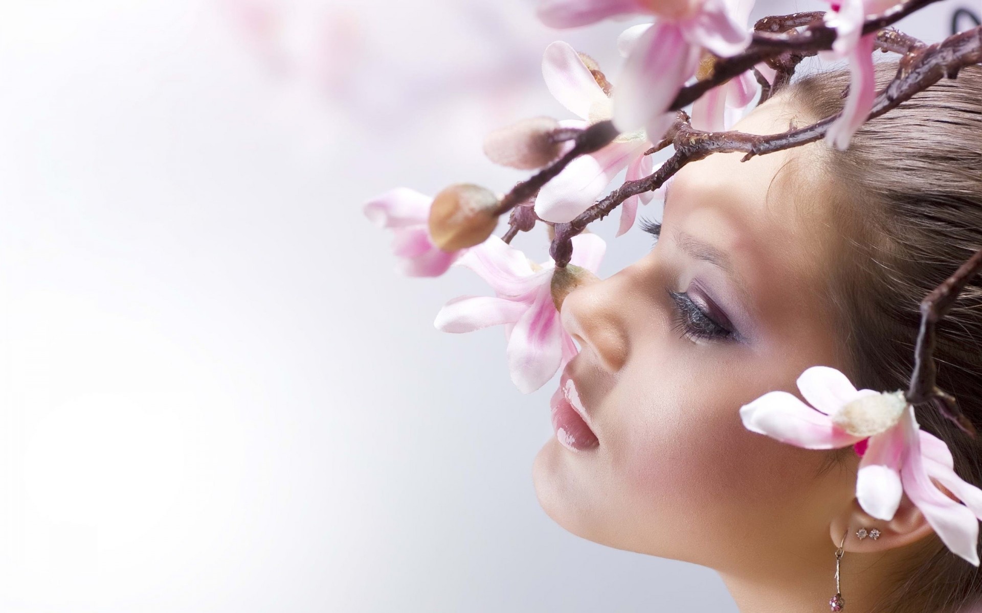 primavera mujer árboles en flor encantador fotografía