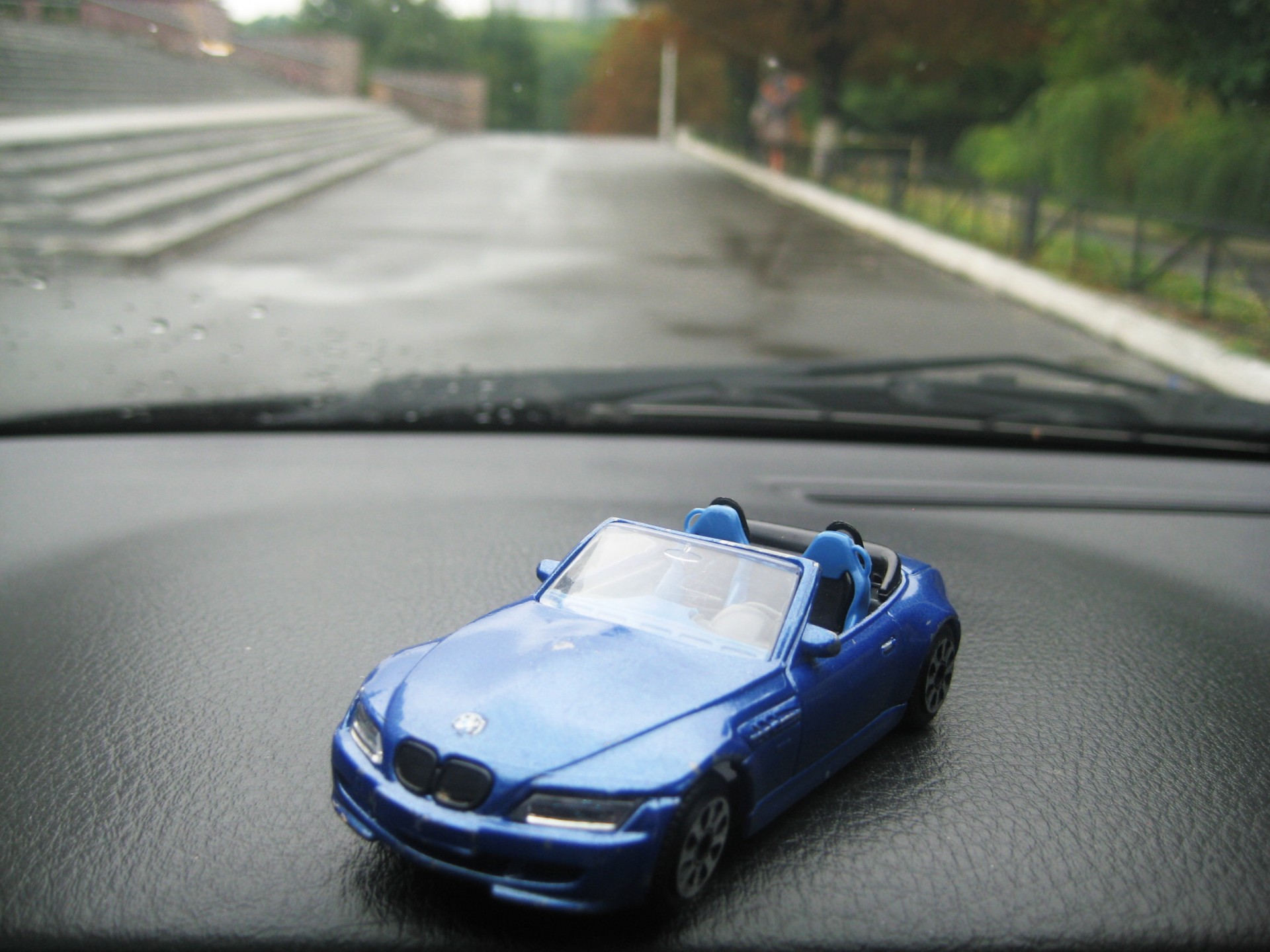 voiture jouet enfance gros plan pluie