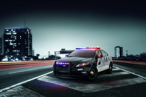 Полицейский авто-перехватчик Форд на дороге