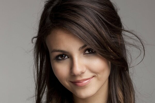 Brunetka Victoria Justice uśmiecha się