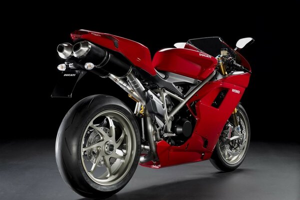 Belle moto Ducati rouge