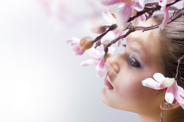 Foto de una hermosa mujer con un árbol en flor