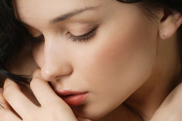 Cute brunette with gorgeous eyelashes