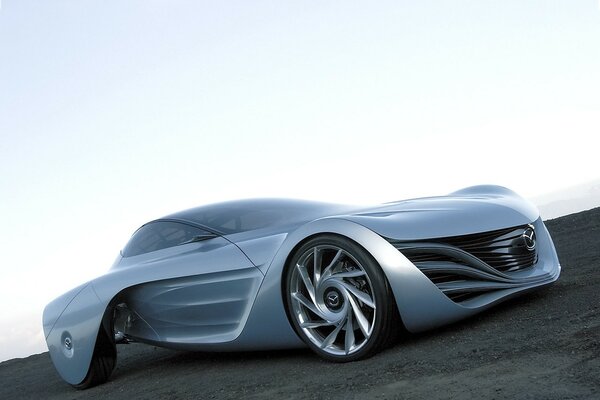 Auto futuristica in spazi deserti