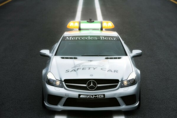 Un policier Mercedes-Benz sur la route