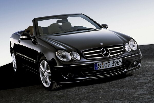 Schwarzes Mercedes-Cabrio auf Schwarz