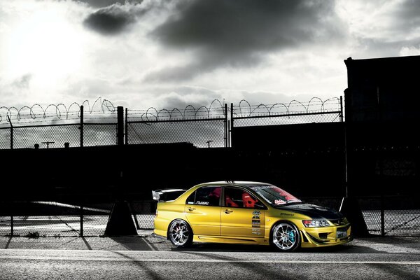 Voiture de sport jaune vif sur fond de porte