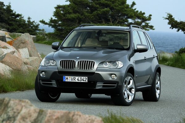 El coche de la marca BMW en la montaña serpentina