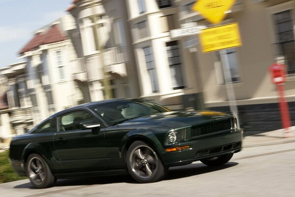 Dunkler Ford Mustang in der Stadtgrenze