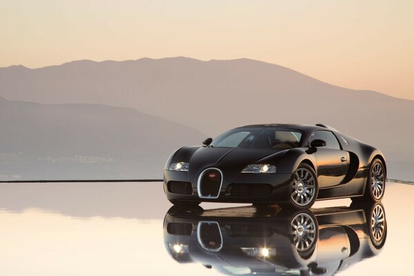 Автомобиль bugatti на отражающей поверхности