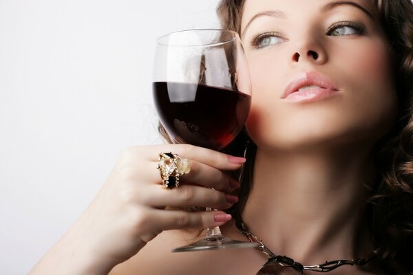 Chica con una Copa de vino