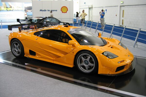 Der orange McLaren steht in der Garage