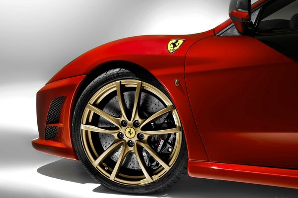 Złote felgi w czerwonym Ferrari