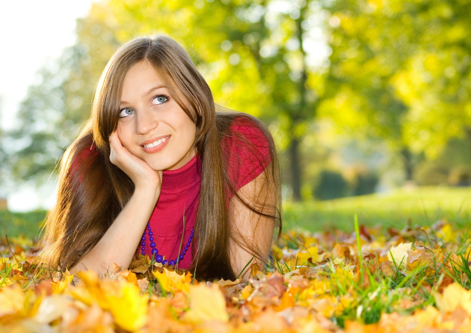 hoja otoño parque ojos azules pelo castaño