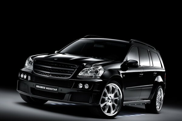 Vista frontale del SUV Brabus sintonizzato nero