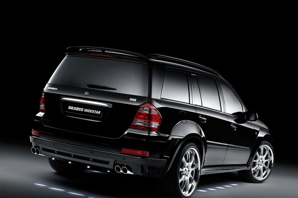 BRABUS coche negro sobre fondo oscuro vista trasera