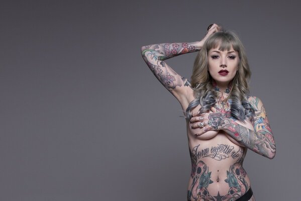 Fille nue dans les tatouages