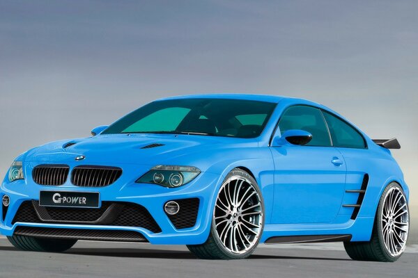 Auto sportiva BMW di colore blu