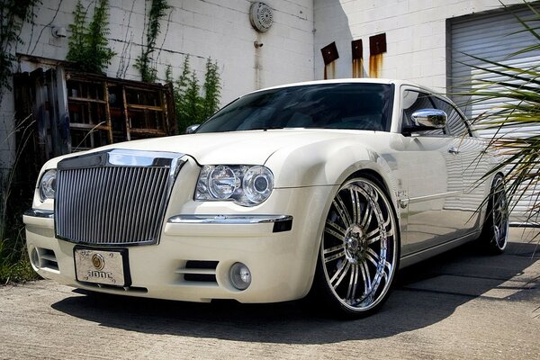 Modelo Chrysler 300C blanco cremoso