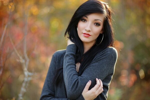 Belle fille brune dans le parc d automne