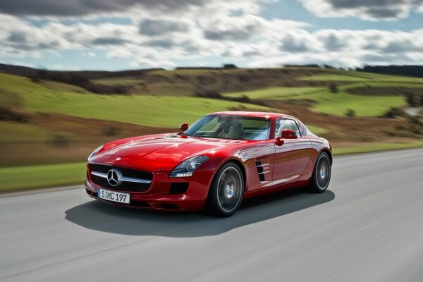 Красный спорткар Mercedes Sls на дороге