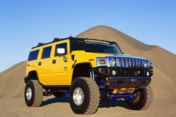 Gelber Hummer h2 in der Wüste im Sand