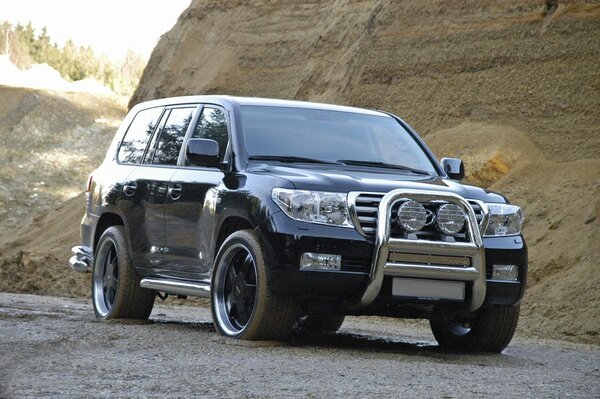 Toyota v8 sur fond de cratère terrestre