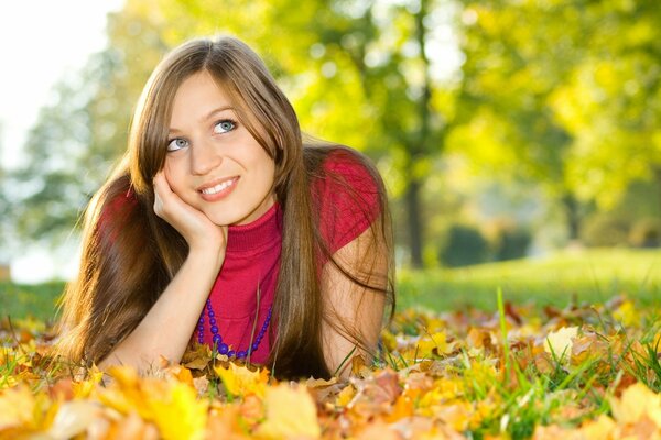 Deep-eyed dai capelli neri nel parco d autunno