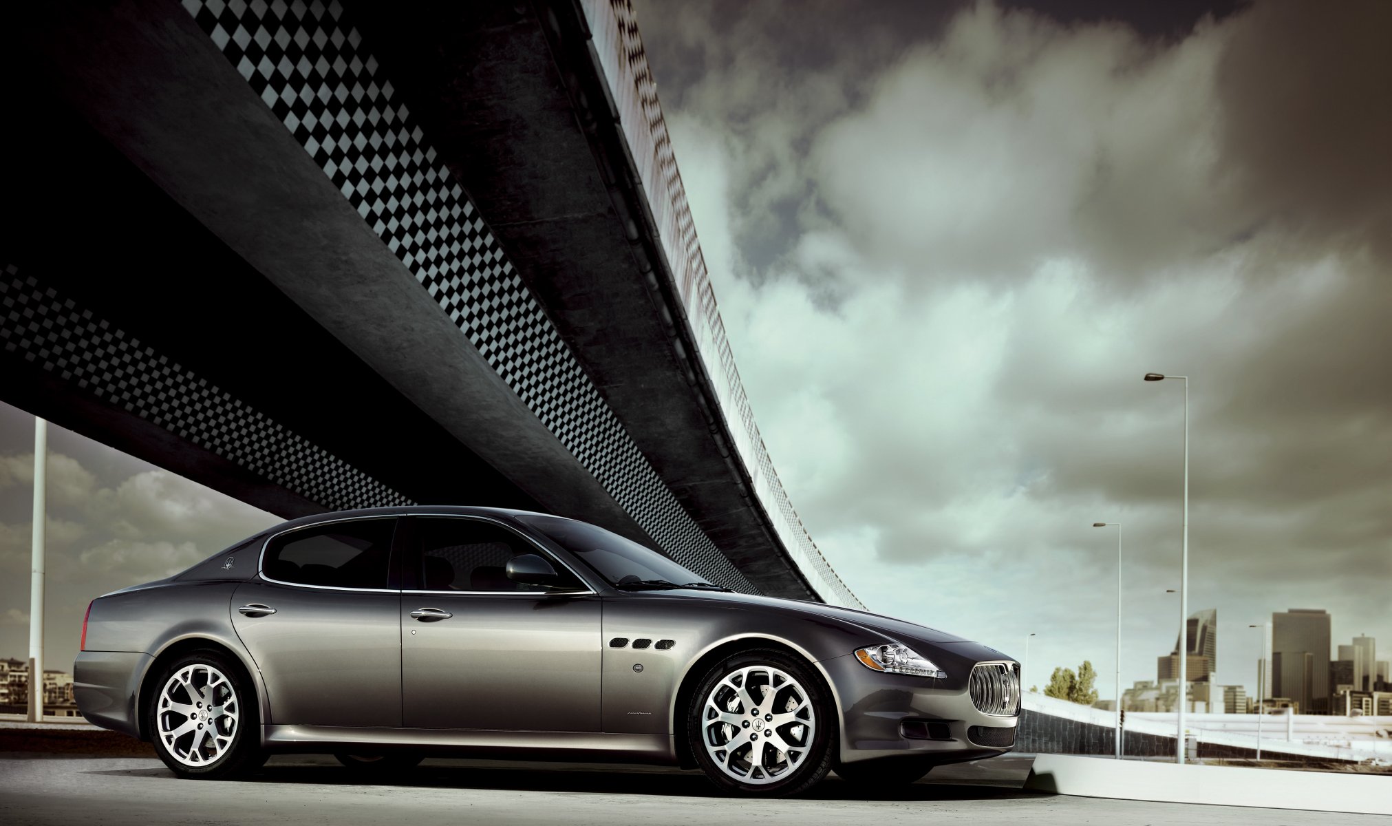 maserati quattroporte silber brücke wolken seitenansicht auto limousine grau auto