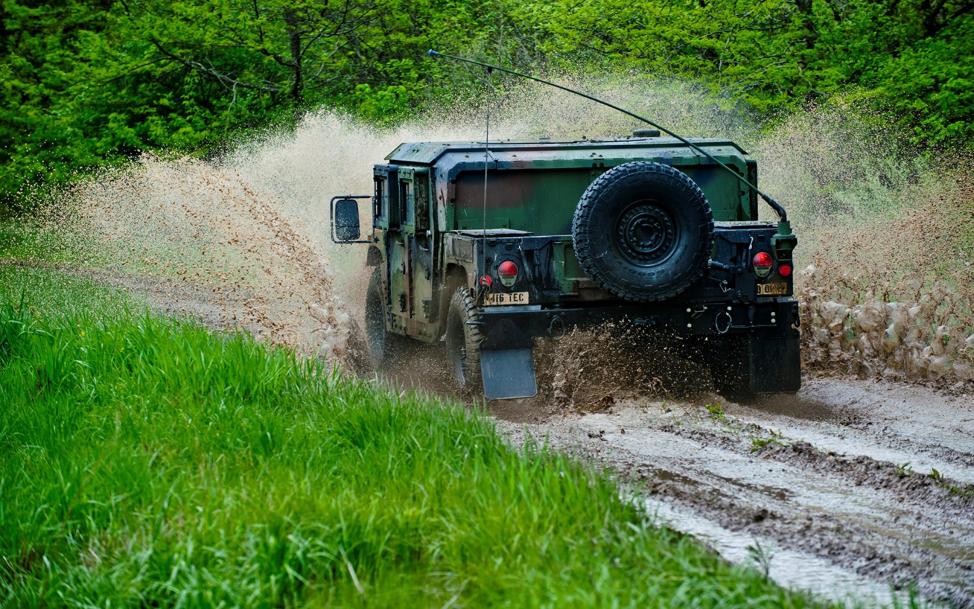 hummer h1 dirt spray suv forest