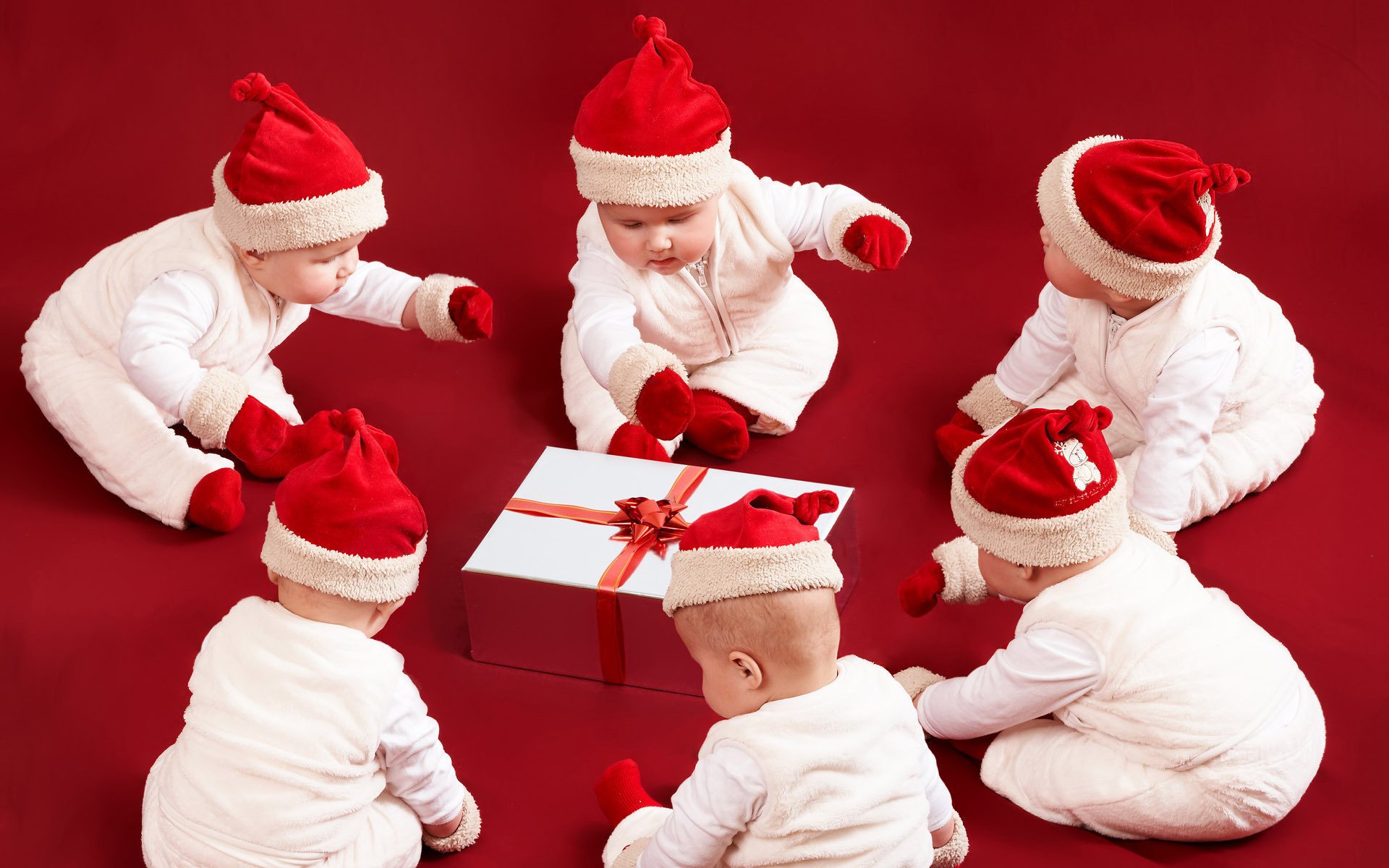 sechs kinder geschenk urlaub neues jahr roter hintergrund kostüme mützen kinder kleinkinder santaclaus feiertage