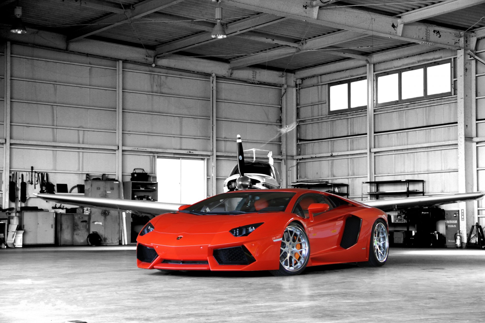 lamborghini aventador lp700-4 orange lamborghini aventador vorderansicht hangar flugzeug